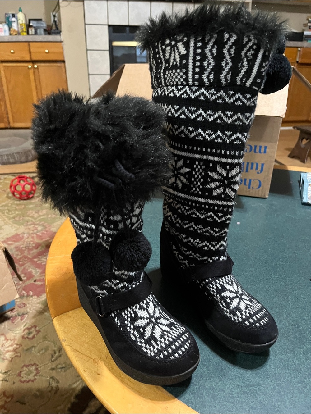 Red Camel Black & White Pom-Pom womens Winter Knit Boots 6